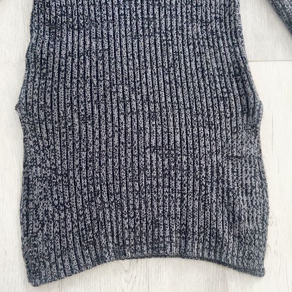 BCBG Generation | V-Neck tunic sweater with slits - Picture 3 of 7